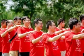 今年会网页版-队员合作默契，在比赛中相互配合，协同作战获胜(队员合作默契,在比赛中相互配合,协同作战获胜的例子)